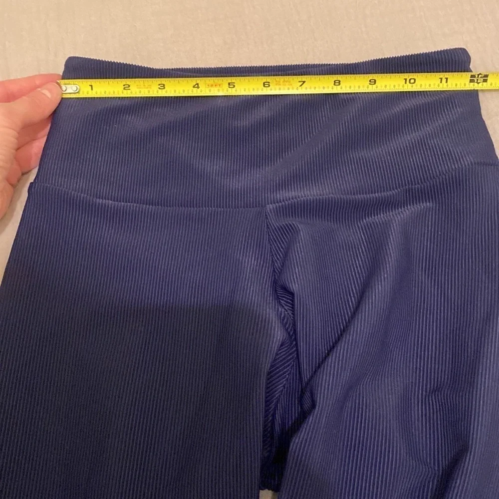 ONZIE Flow Revolve navy leggings . Size S. Very good condition